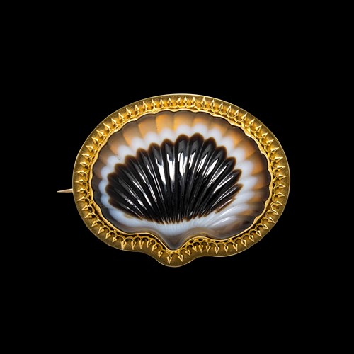 A stunning Victorian mourning gold brooch with a banded agate shell.